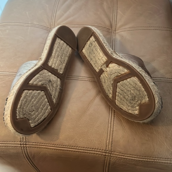 Great Condition Gold and Black Leather Slip Ons - Size 8 - Picture 3 of 3